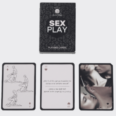 "Jogo de cartas 'Sex Play' com cartas de estímulo e ilustrações sensuais. O baralho preto contém cartas como o Ás de Copas com ilustrações de posições e o 10 de Copas com perguntas provocativas, em inglês e espanhol, além de imagens de casais em momentos íntimos.