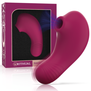 O estimulador de clitóris SHUSHU PRO é a evolução do bem sucedido SHUSHU , pertencente à conceituada marca RITHUAL . Este vibrador, em elegante tom orquídea, foi desenhado com foco absoluto na satisfação e prazer de quem o utiliza. As suas dimensões, com 11 cm de altura e 4,5 cm de largura, tornam-no num companheiro de prazer compacto e manejável.