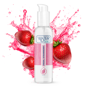 Imagem do lubrificante íntimo sabor morango 'Waterfeel Fresh Strawberry'. A embalagem é transparente com rótulo rosa, contendo 100 ml de produto e dispensador em pump para fácil aplicação. Ao fundo, há ilustrações de morangos frescos e respingos de líquido rosa, destacando o aroma e sabor de morango do lubrificante. Produto à base de água, ideal para lubrificação íntima com um toque de sabor.