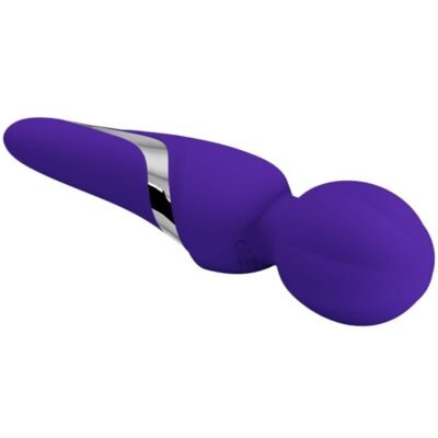 Imagem de um vibrador massageador de cor roxo profundo, feito de silicone super macio. O design é ergonômico, com uma grande cabeça arredondada para facilitar o uso. O produto está deitado.