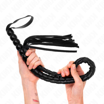 Chicote preto tipo serpente totalmente flexível. Mãos segurando chicote dobrado para demonstrar a flexibilidade.