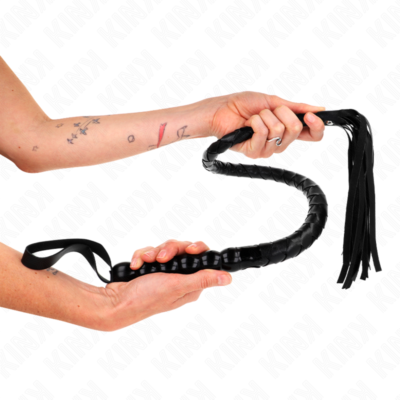 Chicote preto tipo serpente totalmente flexível. Mãos segurando chicote dobrado para demonstrar a flexibilidade.