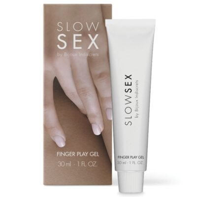 Imagem de um produto chamado 'Slow Sex Finger Play Gel' da marca Bijoux Indiscrets. O produto é um gel íntimo embalado em um tubo branco de 30 ml, com a marca 'Slow Sex' impressa verticalmente. Ao lado, está a embalagem externa que mostra uma mão com dedos delicadamente posicionados sobre um fundo neutro, destacando o tema de intimidade e sensualidade. O gel é projetado para uso pessoal e oferece uma experiência sensorial aprimorada para o toque.