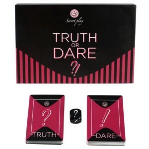 Jogo de cartas 'Verdade ou Desafio' da marca Secret Play. A imagem mostra a embalagem do jogo em preto e rosa, com as palavras 'Truth or Dare' (Verdade ou Desafio) em destaque. Abaixo da caixa, há dois baralhos de cartas - um rotulado como 'Truth' (Verdade) e outro como 'Dare' (Desafio) - acompanhados de um dado preto com um ponto de interrogação.