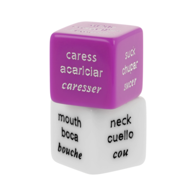 Dois dados empilhados: o dado de cima, em rosa, com as palavras 'caress, acariciar, caresser'; o dado de baixo, branco, com as palavras 'mouth, boca, bouche' de um lado e 'neck, cuello, cou' do outro.