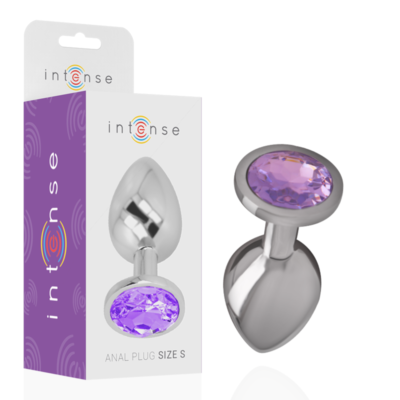 Imagem de um plug anal metálico da marca Intense, tamanho M. O acessório possui uma base com uma pedra decorativa violeta em formato de joia. A embalagem ao lado mostra o nome do produto e destaca a palavra 'Intense' com um design moderno e colorido. Produto destinado para uso adulto.