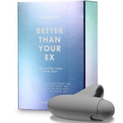 A imagem mostra um vibrador encaixado em uma pegada ergonômica para o dedo, com uma caixa ao lado. A embalagem apresenta um design em degradê com tons de rosa, roxo, verde e azul, complementados por um elegante efeito perolizado, transmitindo modernidade e sofisticação.